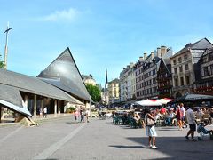 Eglise Sainte-Jeanne-d'Arc（ジャンヌダルク教会）
Place du Vieux Marche

広場の中央にあるスレートぶきの屋根のモダンな建物は、ジャンヌダルクを祀る教会。広場前の通りには鑞人形で当時を再現するジャンヌダルク博物館がある（らしい）。

