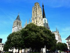 Cathedrale Notre-Dame de Rouen （ノートルダムルーアン大聖堂）

緑の向こうにそびえているのは、フランボワイヤン・ゴシック様式の装飾が美しい世界遺産「ルーアン大聖堂」。