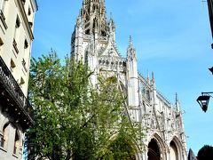 Eglise Saint-Maclou（サンマクロー教会）
7 Place Barthelemy
https://www.rouen.fr/eglise-saint-maclou

大聖堂に引けを取らない美しく威厳を放つ、フランボワイヤン・ゴシック期の建築サンマクロー教会。
ルネサンス様式の塔や屋根がとても繊細で美しい姿を魅せている。

