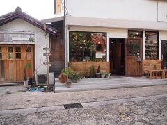 伝統的なやちむんを扱うお店もあり、このように現代オサレなお店もあり♪
右のお店、フォートラでは「カフェ茶太郎」で検索できますが、2017年8月現在もカフェはお休み中とのこと。
雑貨エリアは営業しています。
