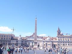 ポンピを後にして徒歩でローマでも美しい広場の一つとして
知られるポポロ広場にやってきました♪