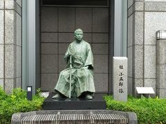 京都ホテルオークラ（もと長州藩屋敷跡だそう）の
桂小五郎の銅像。
幕末の志士ですね。
こんな場所でお目もじかない　驚きましたが
京都で亡くなったそうなので　納得しました。