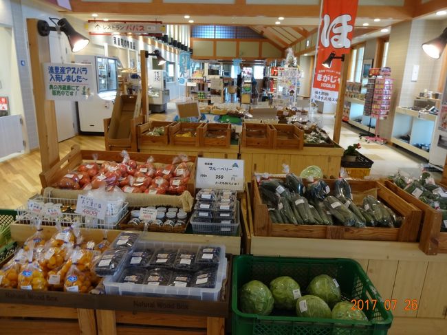 野菜が売っている。<br />買いたいけど　帰るまでに　まだ日があるので　残念