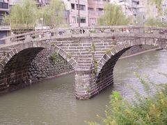 まず向かったのは眼鏡橋

台風去った後で川の水濁ってるから眼鏡に見えてないけど


まあ　ただの橋なんですが　あえてこちらに来たのは幸せのハートストーンを見るため(*^_^*)
さてさて　下に降りて･･･