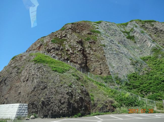 オロンコ岩<br /><br />階段で登れる　高さ６０ｍの巨岩