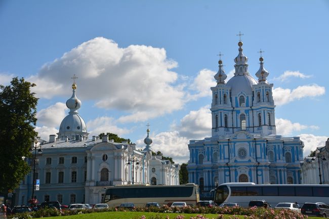 今日も一日天気がよさそうです。<br />こんな日はやはり先日雨で残念だったスモーリヌイ聖堂とおpもイタチゴスチーヌイ・ドヴォールからバスに乗りましたが、もう少しで到着という時に右折！どんどん離れそうで慌てて下車。<br />だいぶ歩かされました。