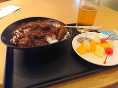 成田空港に到着後、ＪＡＬカウンターで、シドニーまでの発券手続きを行います。
そして、サクララウンジにて夕食。６時ごろですが、それほど混んでいませんでした。