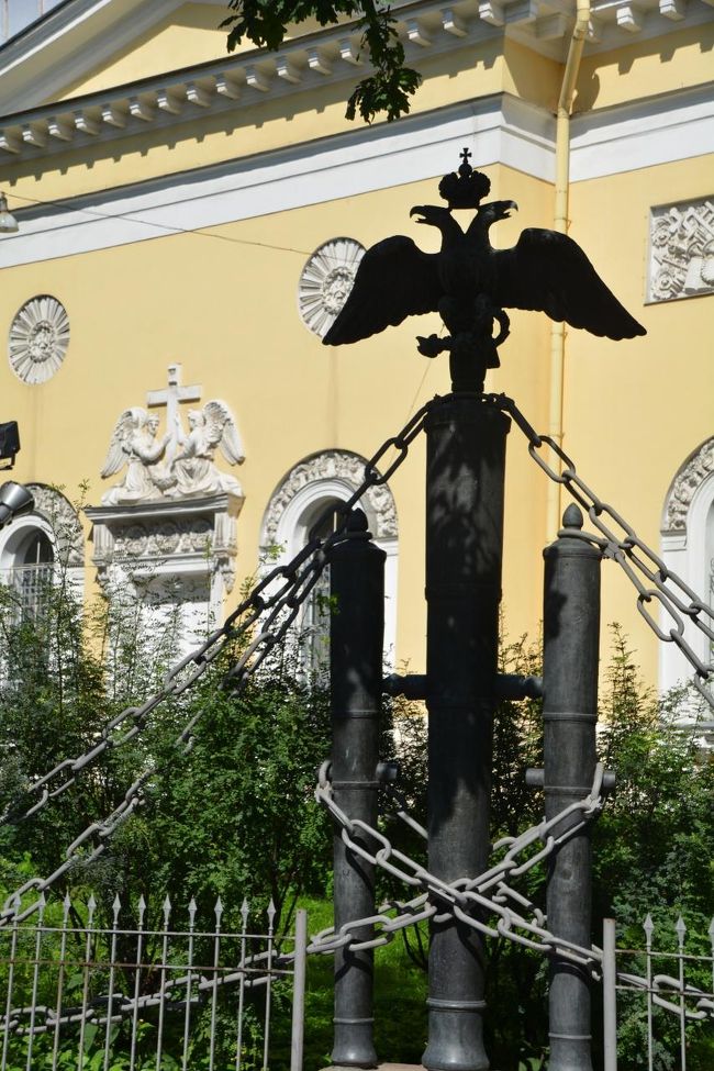 スパソ・プレオブラジェーンスキー聖堂は双頭の鷲に守られ、太い鎖と支柱になっているのは大砲の砲身です。たぶんロシアの皇帝と深いつながりのある重要な教会かもしれません。