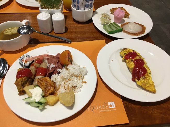 バリ島での初めての食事は、ノボテルングラライホテルの朝食です。ビュッフェ形式ですが、エッグステーションではリクエストで調理が頼めます。写真右は、オムレツーまたの名を固焼き卵焼きーです。<br />バリ伝統のスイーツコーナーもあり、オススメです(右奥)。