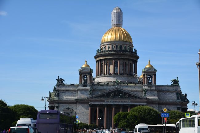 イサク教会<br />帝政ロシアのシンボルであり、世界で最も大きな教会建築の一つでもあります。