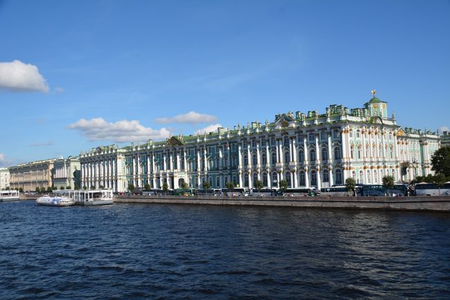 エルミタージュ美術館。<br />宮殿橋を歩いて渡りました。
