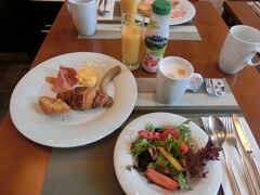 朝食。
メニューはあんまり種類がない。