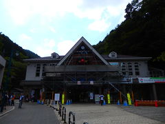 ここが高尾山ケーブルカーの清滝駅！ここにも天狗様が♪ケーブルカーに乗りたい気持ちをぐっと抑えて、登りましょう山道を…┌(;￣◇￣)┘