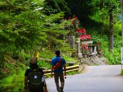 舗装された道を歩くとお地蔵様が登山者を見守ってくれてました。