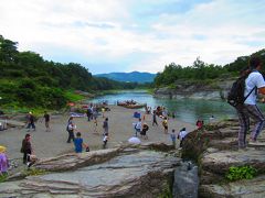 あっと言う間に食べて、岩畳へお散歩。川下りは前やったからいいや。