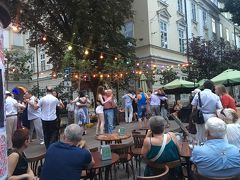 リヴィヴに到着。ここはウクライナの古都らしく、のんびりした東欧の観光都市という感じ。夜も写真の旧市街地のリノック広場で楽器演奏やダンスパーティーなど毎晩繰り広げられてました。

ウクライナ・リヴィウ編旅行記
『キュートな東欧の古都リヴィヴ、街歩き&オススメ店紹介』
https://4travel.jp/travelogue/11308899
