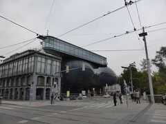 こちらから見ると、ピーナッツの形に見える建物　クンストハウス
ミュージアム