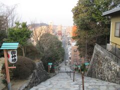 私の旅行中の癖である朝食前の早朝散歩です。

伊佐爾波神社（いさにわじんじゃ）
宿泊した「道路温泉ふなや」の前が参道になっており
長めの石段を上ったところにあります。