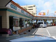 沖縄のハンバーガーチェーン
A&W
郊外店ですが、ドライブスルーがスルー出来ない車庫型です。
