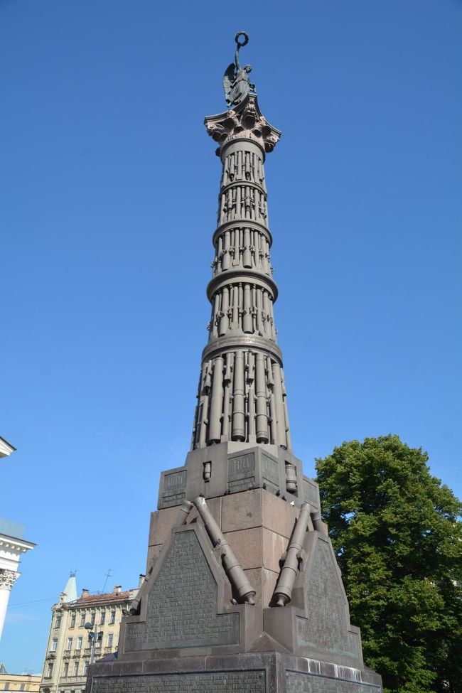 大砲の砲身で飾られた円柱は戦争と関係があるのかな～？