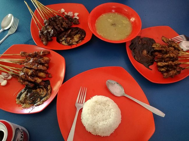 サテカンビン（ヤギの焼き鳥（それなに？））を２皿、<br />サテアヤム（焼き鳥）を１皿、<br />グレカンビン（ヤギのモツスープ）１つ、<br />ナシ（白飯）を１人前で・・・お値段　忘れました（　＾ω＾）・・・<br />高くないし、ぼったくらないです。