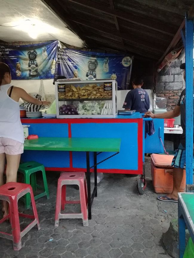 「あだ　れれ？　ぱっ」<br />「あだーーーっ　ぶらぱ？まかんでぃしに？」<br />「や　みんた　さとぅ　ぽるしぃ　ぱっ」<br />「やや　とうんぐ　しに　や　ぶ」<br />・・・ひらがなで表記するのって案外難しい・・・<br />ナマズあるかな？　あるよ　いくつ？ここで食べてく？　そうだよ１人前ね　んぢゃ、そこで待ってて　<br /><br />そんな会話。　(^_-)-☆