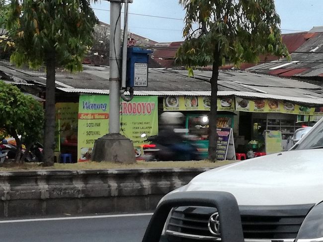 バイパスを往来する車を見ながら・・・ひとりナマズを食いながらビール<br />また、ひとり旅がしたくなってきました。悪い癖（笑）<br /><br />こんなワルンで買いに来たおばちゃんとか（さすがにオジサンやお兄さんには声かけられないな・・・逆ナンみたいだもんな）に話し相手になってもらいます。