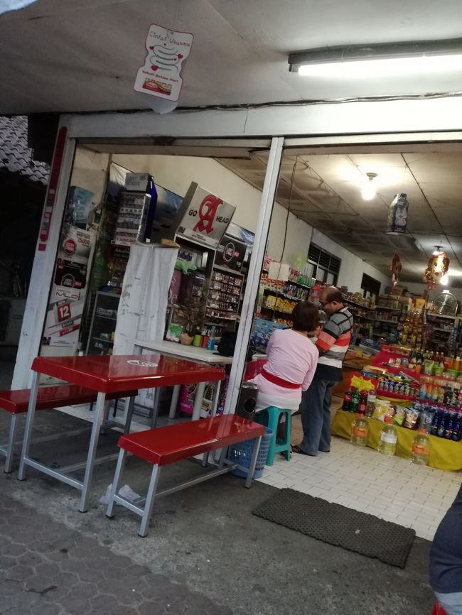 なまずが揚がるまで　奥のスーパーでビールでも買って飲みましょ。<br />16,500Rp　ビンタン小　<br />ひとりだし・・・この後、某所でペスタ（パーティ）の予定があるので、自粛