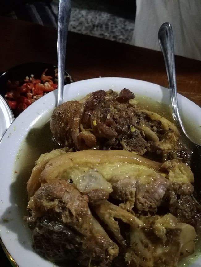 それでも　いいつまみ　出してくれます。<br />これはソトバルーン（多分、豚足の煮込み）コラーゲンたっぷるです。<br />１個を３人でシェアして十分。<br />よせばいいのにさらに　コロケ（笑）注文<br />コロッケではないですよ。<br />ちっさい鶏のから揚げの衣がたっぷりついているやつね。