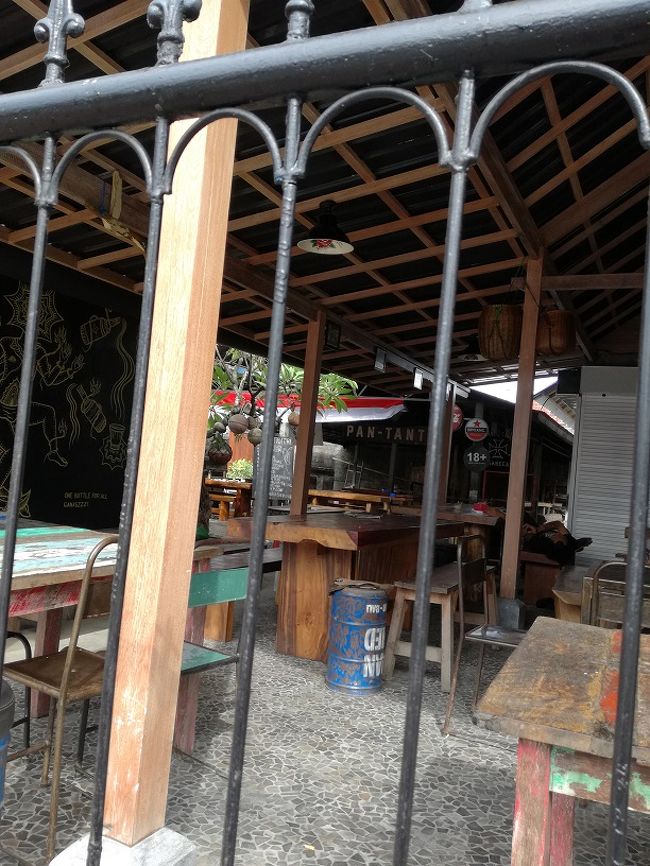 Warung Pan Tantri<br />https://goo.gl/maps/M9efHZpwYaL2<br /><br />呑兵衛さんにいい店　発見です！<br />6時ごろから23時ごろのお店です。<br />ズバリ！地元のヤン（死語？）<br />不良オヤジ（これもNG？)のたまり場です。