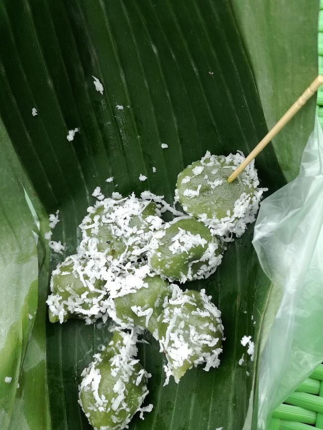 中から黒蜜（きびさとう）が　じーんわり　たーぷり<br /><br />でも、前回は10個入ってた気がする5000Rp<br />どう数えても7個っかないよね。3000Rpに値下げ？しないよなぁ