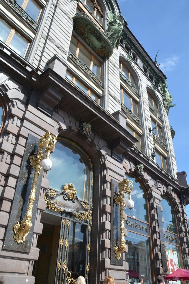 メトロ、ゴスチーヌイ・ドヴォールのあたりで出発。特にバスターミナルというわけではないのでスタッフに聞くと「108」と書かれた。バス停もない！出発時間も迫る！！バスが到着すると同じようなチケットを持った人が乗り込むので、ダライバーに確認すると「OK」ちょっと安心。<br />なんとこのツアーには日本人が4人もロシアに来て約3週間明確に日本人と話すのは2回目です。<br />ここ数年ヨーロッパ旅行で勢力を増しているのは中国人。団体も多いですが、個人旅行も大変多く騒々しくていやになります。<br />何しろ他人のことはお構いなし！！先日もベンチに座っていたら、両隣に座り私を挟んで大きな声で話し始め、団体も近づいてきたので、大きな舌打ちをして離れました。<br />教会の敷地内で子供に小便をさせるなど、常識などありません。