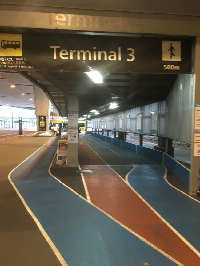 ちょっと距離があるので、バスで行く事に。