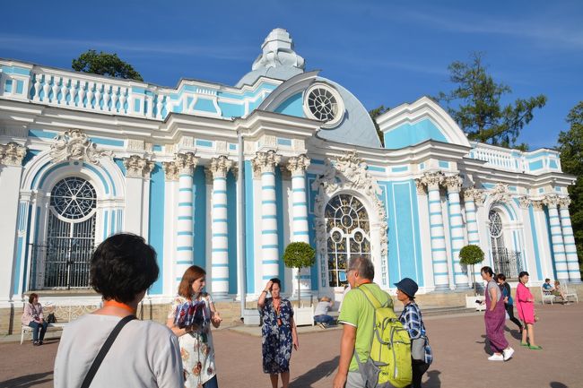 池のほとりに立つグロット