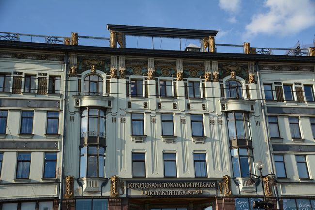 サンクトペテルブルク市内に戻りました。<br />「108」の意味が分かりました。ナンバープレートでした！！いやぁ～わからないよね～