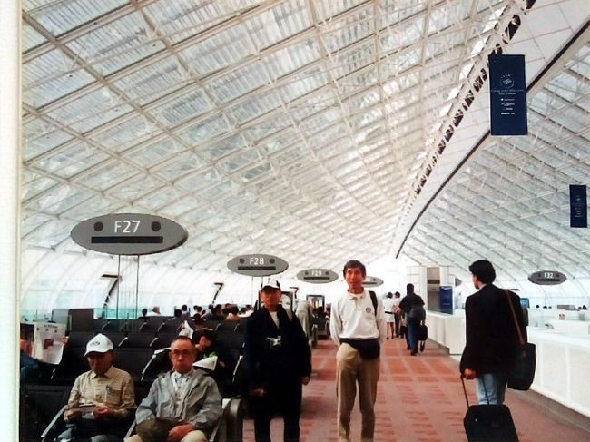 シャルルドゴール空港で乗り継ぎ、ジュネーブへ。そこからは事前に頼んでおいたタクシーでシャモニーの町へ。