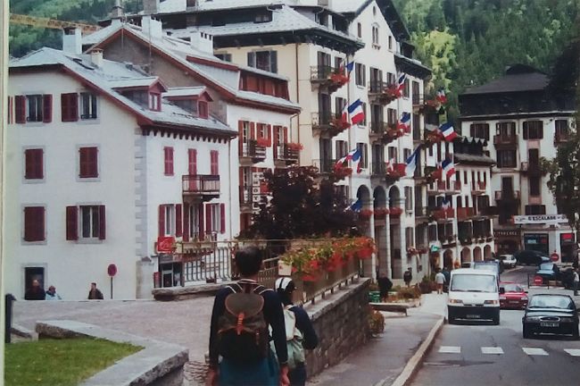 シャモニーの街並み。観光地らしくきれいでかわいい。家族に連れられた犬が多いのに驚いた。