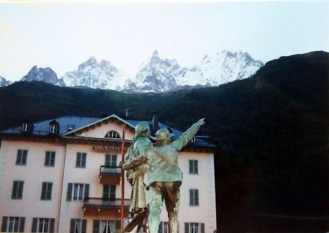 これは初登頂を果たしたパカーとバルマの像だと今まで思い込んでいたが、調べたら、バルマとスポンサーのソシュールの像らしい。（なんでそうなったかは略します。）