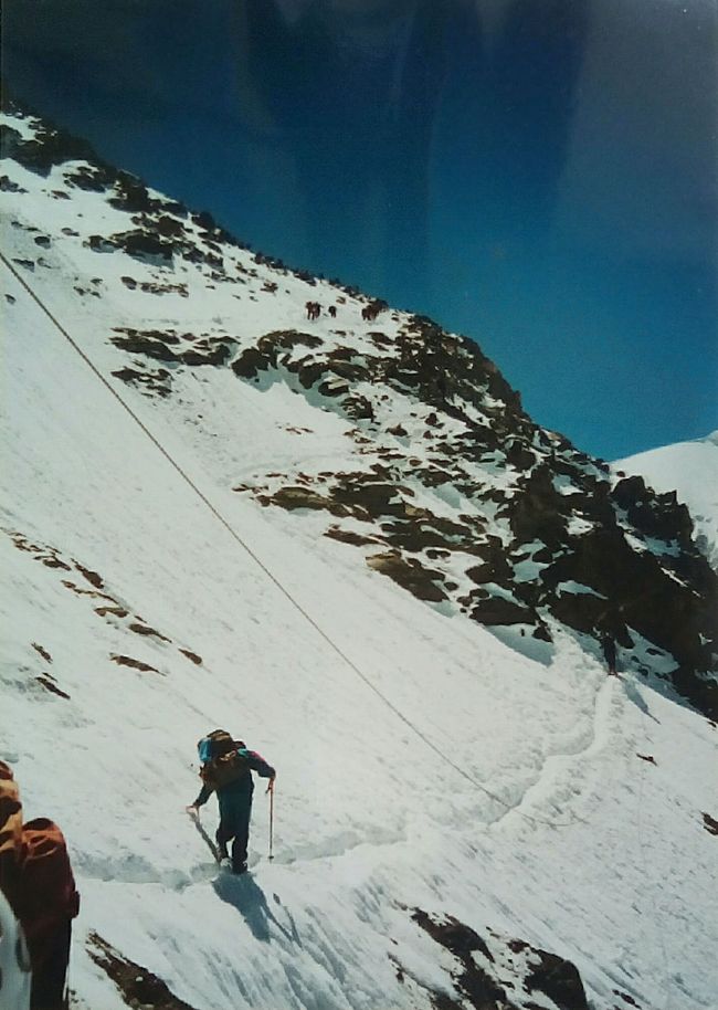 落石が多く、毎年遭難者を出すクーロワール（岩溝）は、雪が多かったので無事通過できた。