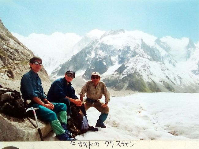 真中がガイドのクリスチャン、近くの山の新ルートも開発したというバリバリの若者。モンブランでは客二人にガイドが一人着く。マッターホルンは客一人とのこと。