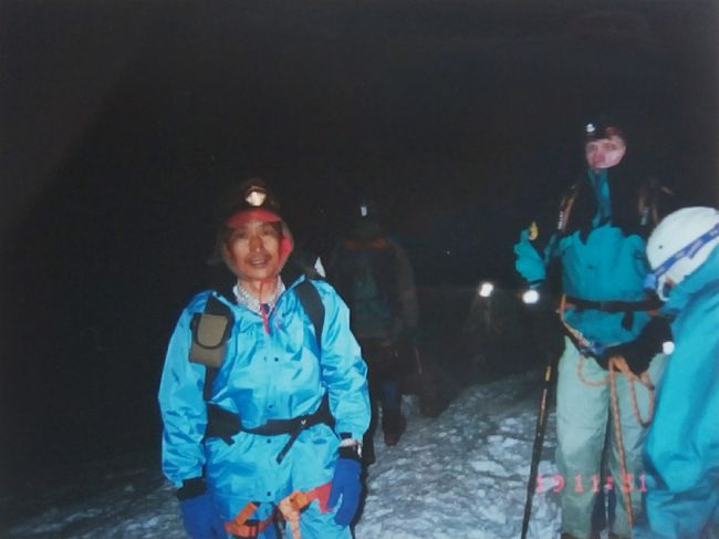 アタックの朝、3時に出発、朝食も喧騒の中だったが、ガイドが席を確保してくれていたのでゆっくりできた。<br />いろいろ着込んだがやはり寒い。