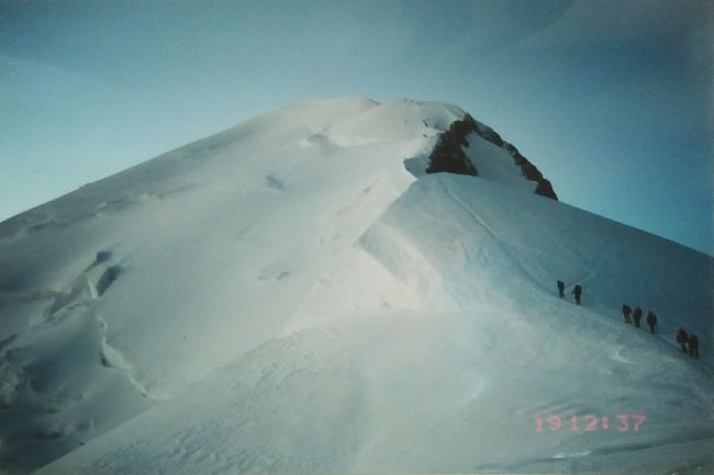 途中で夜が明けた。山頂は目前。