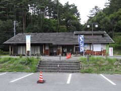 ロッジの隣。そば処はんば亭。この辺は元小学校の跡地だそうです。