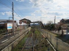 14:14　池谷駅に着きました。（徳島駅から17分）

鳴門線と高徳線（画像右）のホームは離れています。

■鳴門線
高徳線・池谷駅を起点とし鳴門駅を結ぶ路線［営業キロ8.5km・7駅］で、殆どの列車が徳島駅を発着します。