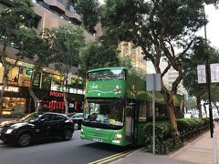 メインイベント出発点に到着～
インターコンチネンタルのそばが、オープントップバス＋夜景クルーズのツアーの集合場所だったのです。
この緑のバスに乗るらしい。ワクワク！！