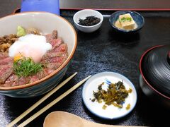 宿の送迎で八代駅まで行きJRで熊本まで行きまして赤牛丼食べました。
確か1600円程だったかな・・・美味しかったけど温泉卵は邪魔ですね・・・