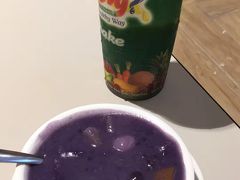 翌日、アヤラセンターのフードコートで食べた、
”ピグニッグ”と言う甘～い紫芋の善哉みたいな
食べ物ですが、ウマいです、ハマりました。