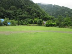 「シオジの森ふかしろ湖」の上流部は「小金沢公園」として整備されていました
芝生広場や様々な記念碑がありました。

トイレも公園のトイレとしては手入れが行き届いており非常に綺麗でした
ただ、水位変動が激しいダム湖畔の公園なので、水面近くに降りる事は出来ません