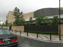 千利休屋敷跡の前(写真の右側)にあるのは堺市の観光スポット「さかい利昌の杜」です。

平成27年にオープンした堺の新名所です。千利休と与謝野晶子の「千」と「昌」で利昌の杜です。

今回は大雨のため省略させて頂きました。