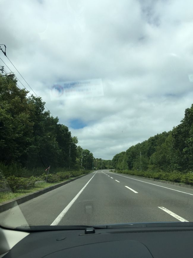 初日は、札幌在住友達に聞いていたオススメの積丹のお店でまずはウニ丼！<br />と思っていたのに...<br />お目当のお店がまさかの月曜休み。。<br />なので、仕方なく予定変更に。<br /><br />まずは札幌市街目指して、、